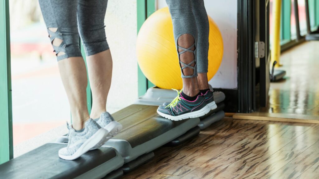 women doing calf raises 